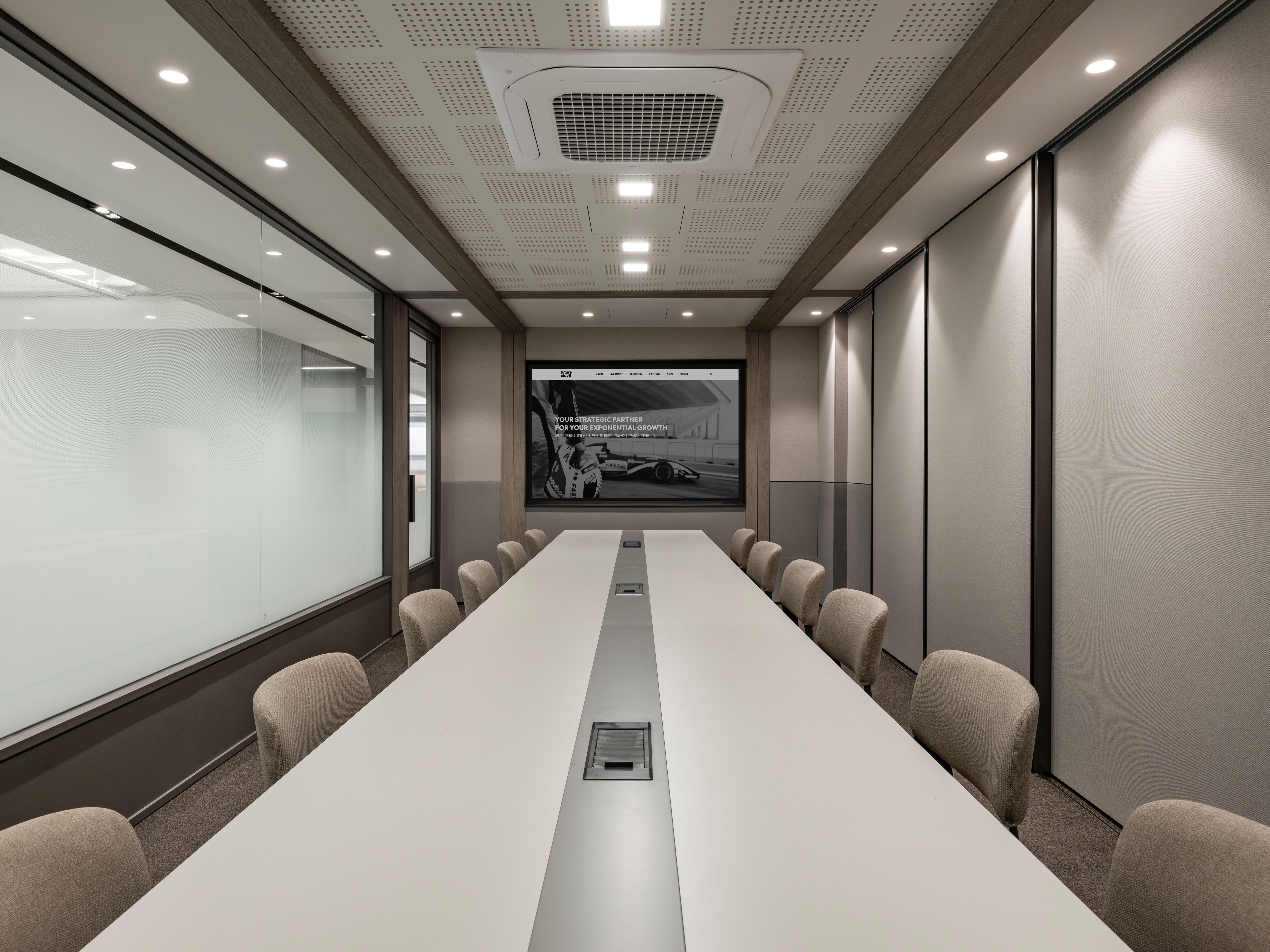 스페이스베이스가 디자인한 퓨처플레이 대회의실의 정면 모습