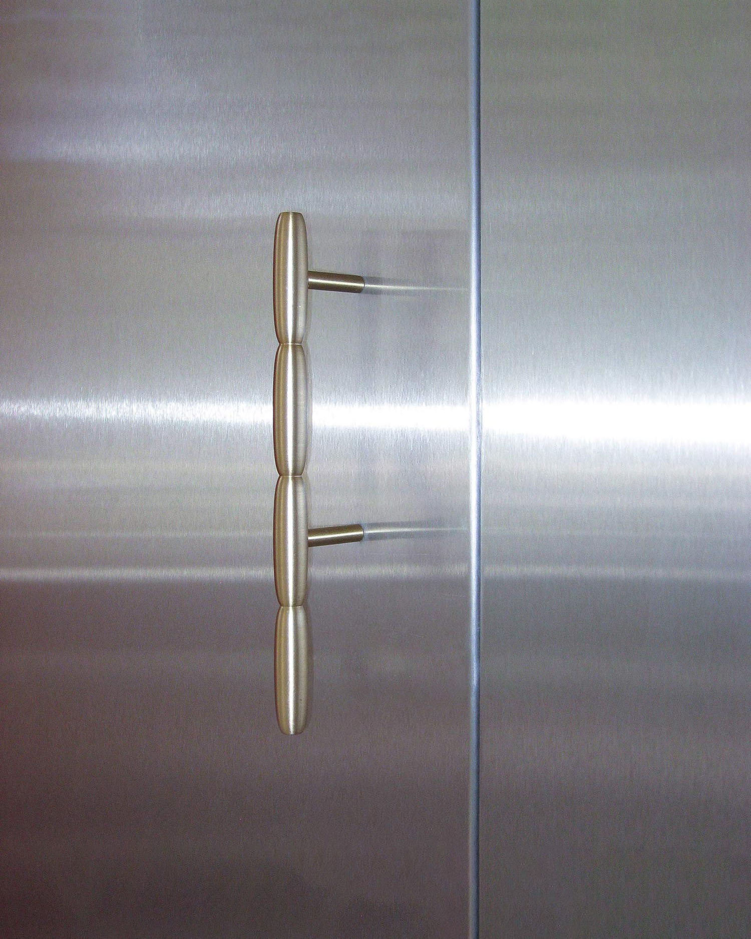 cover-bor21-furniture-handle-225-asymetric-solid-brass-jiri-krejcirik.jpg