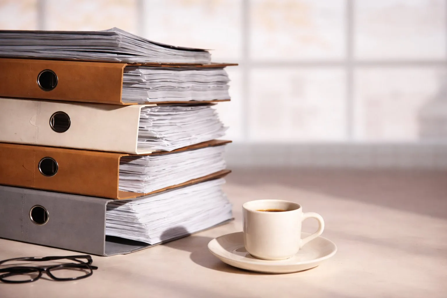 Classeurs de dossiers administratifs ERP empilés – constitution et dépôt des autorisations d'ouverture pour locaux professionnels à Bordeaux, Gironde