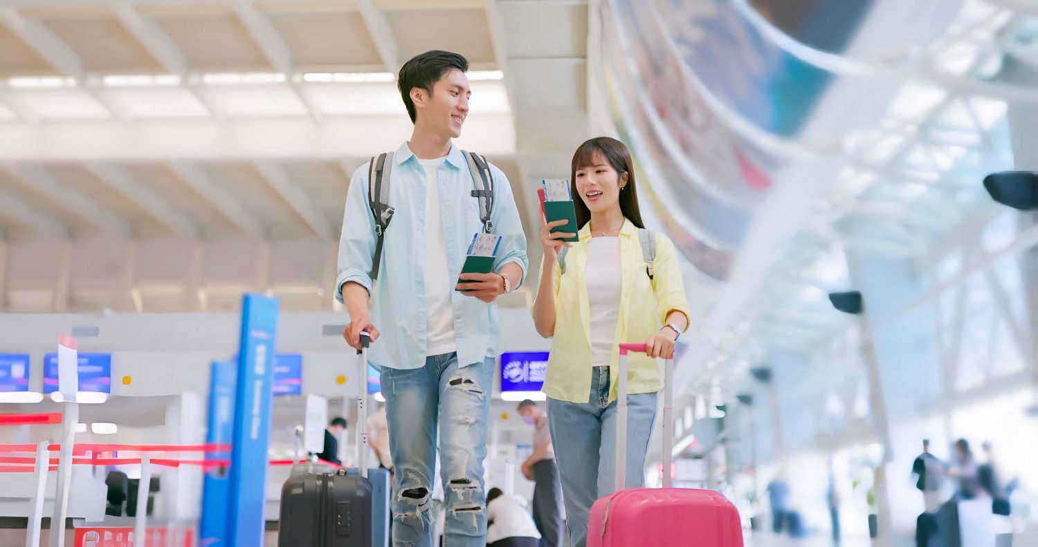 旅遊保險頁面配圖:家庭與商務旅客出行場景,突顯單次及全年旅遊保險、海外醫療、航班延誤與行李保障 / Travel insurance page image showing family and business travel, highlighting single trip and annual cover, overseas medical protection, flight delay and baggage benefits