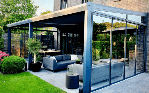 Aluminium Terrassenueberdachung mit Alu-Schiebe-Fenster an den Seiten