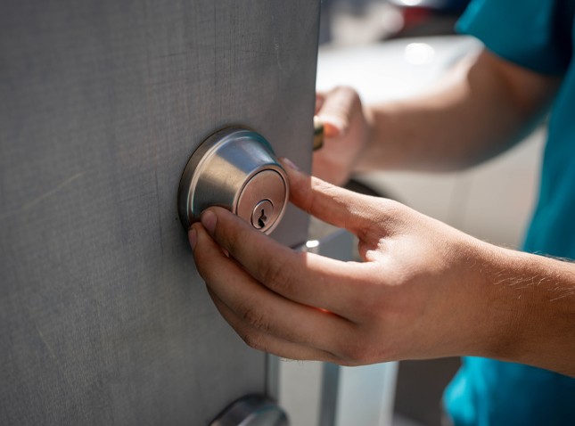 keywe locksmith installing a commercial lock