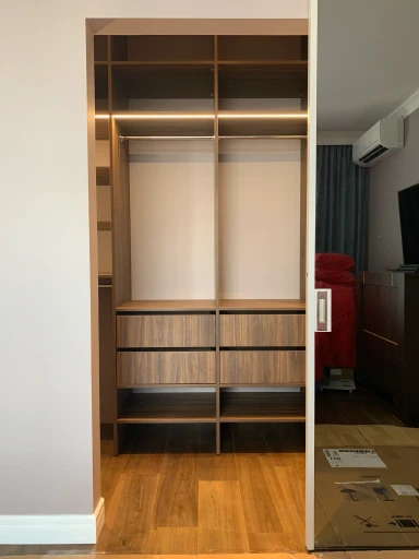 Простора сучасна гардеробна кімната з відкритими системами зберігання, полицями для взуття та вішалками. Проєктування та виготовлення гардеробних на замовлення в Києві від компанії KAMOD.