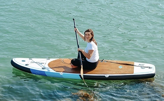 Femme assise sur paddle