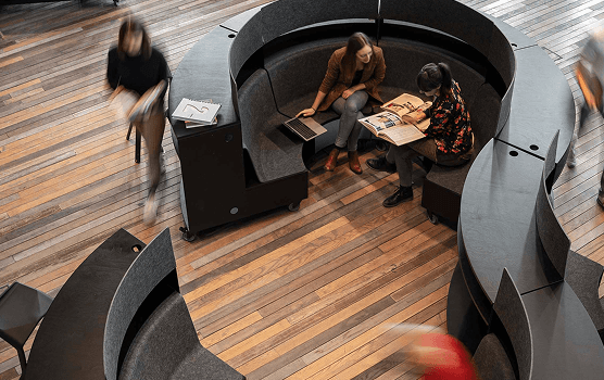 Großer Arbeitsraum mit SCOPE Pultbänken als raumbildende Elemente, flexibel kombinierbar für Workshops oder Teamarbeit.