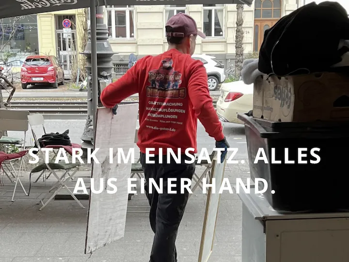 Mitarbeiter trägt Platten zum Transporter, Bildtext Stark im Einsatz