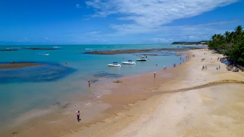 Praia tranquila em Porto Seguro com mar azul e areia clara