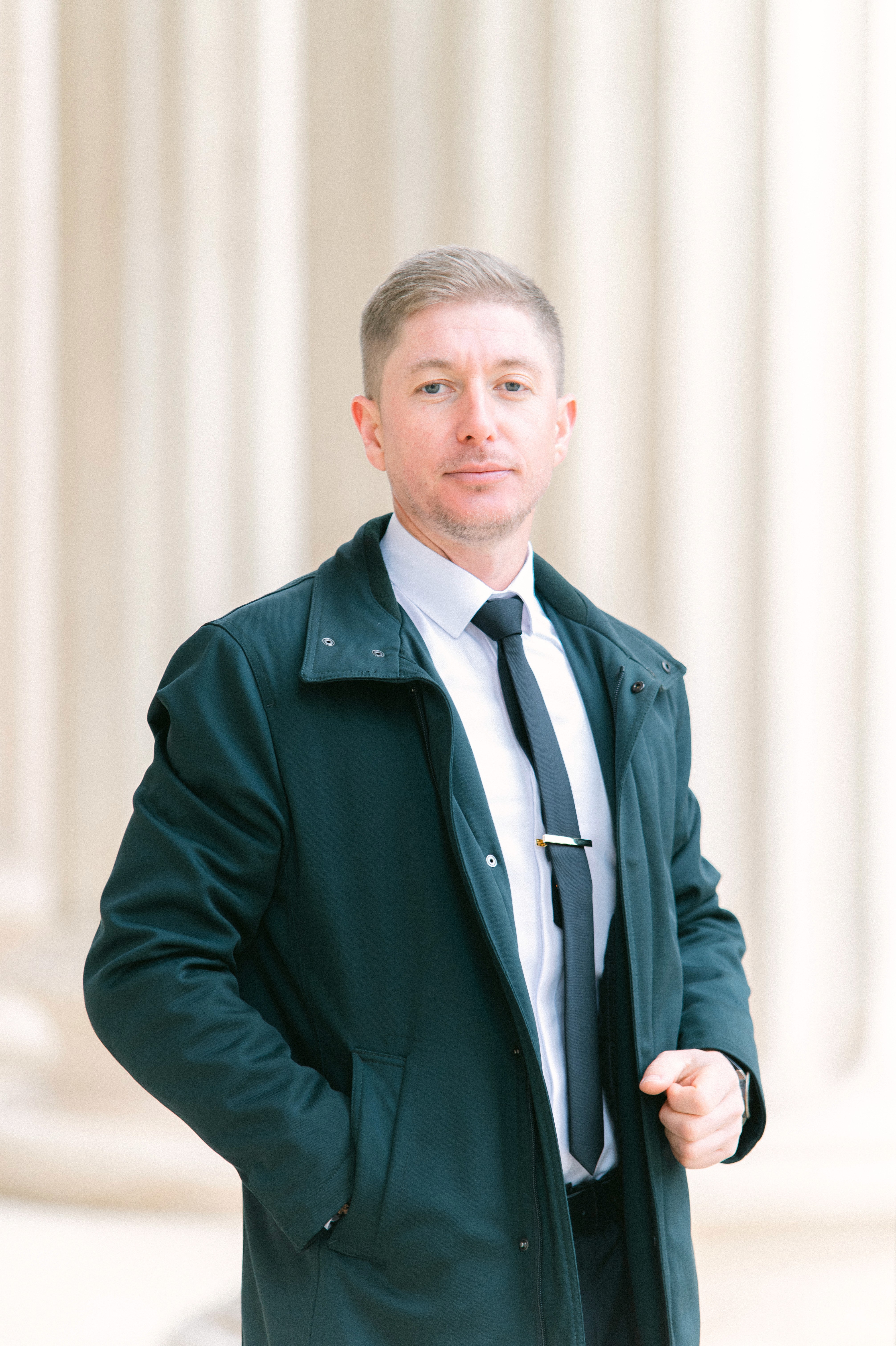 Ședință foto business premium în fața Ateneului Român, stil elegant