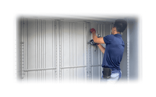 物置を解体する男性