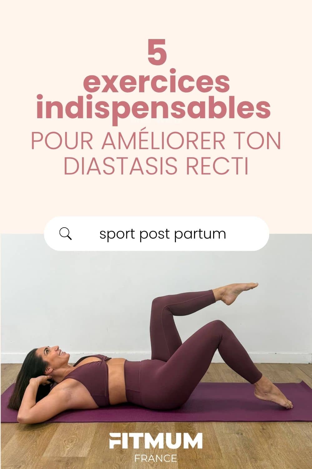 Une femme en tenue de fitness bordeaux (brassière et legging) allongée sur un tapis de yoga violet, effectuant un exercice de Pilates avec une jambe pliée pour le diastasis. Au-dessus, le texte "5 exercices indispensables pour améliorer ton diastasis recti" et une barre de recherche "sport post partum". Par FITMUM FRANCE.