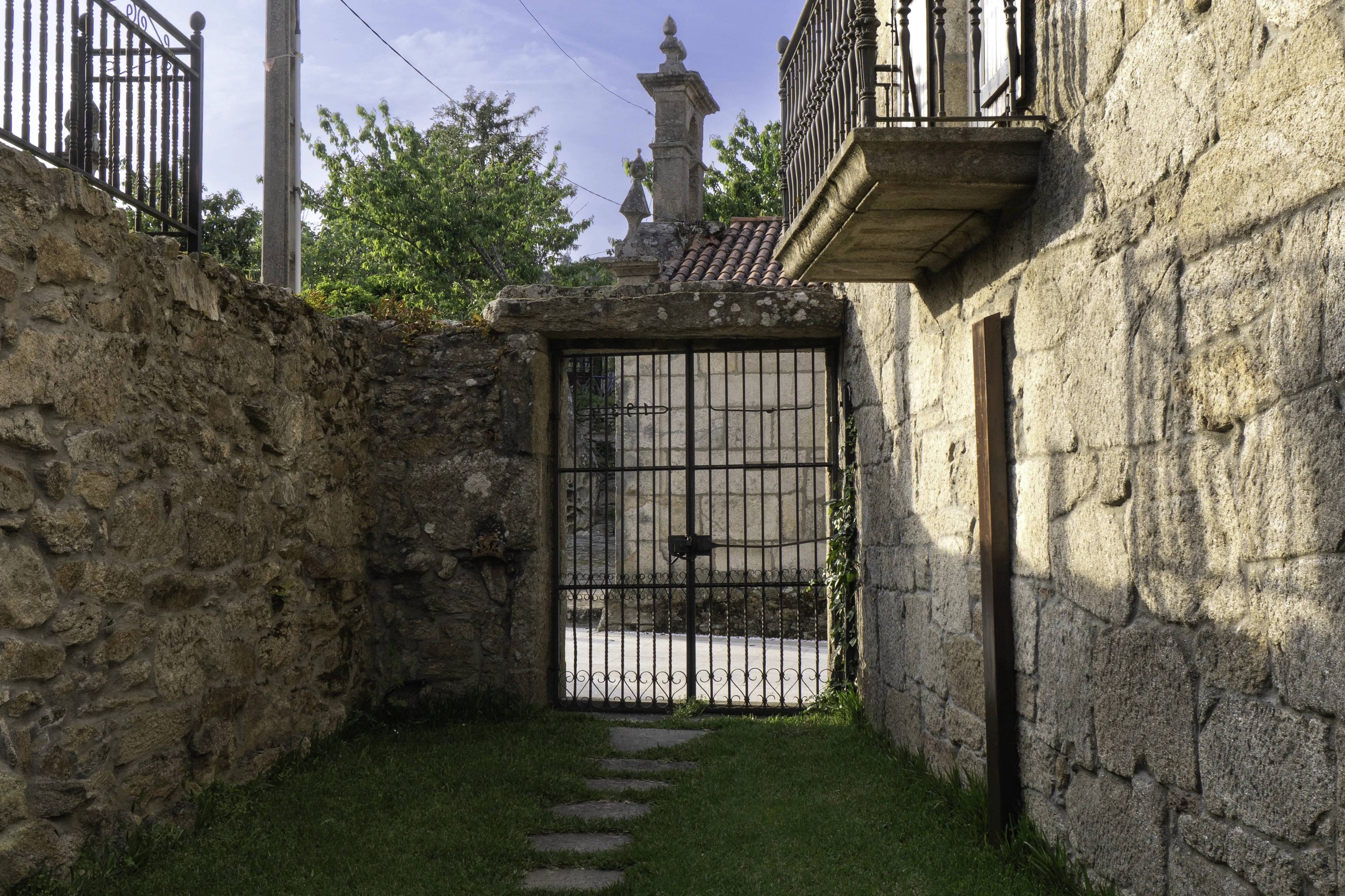 Patio y jardín de Casa Cruceiro con vistas a los viñedos del Valle del Río Miño