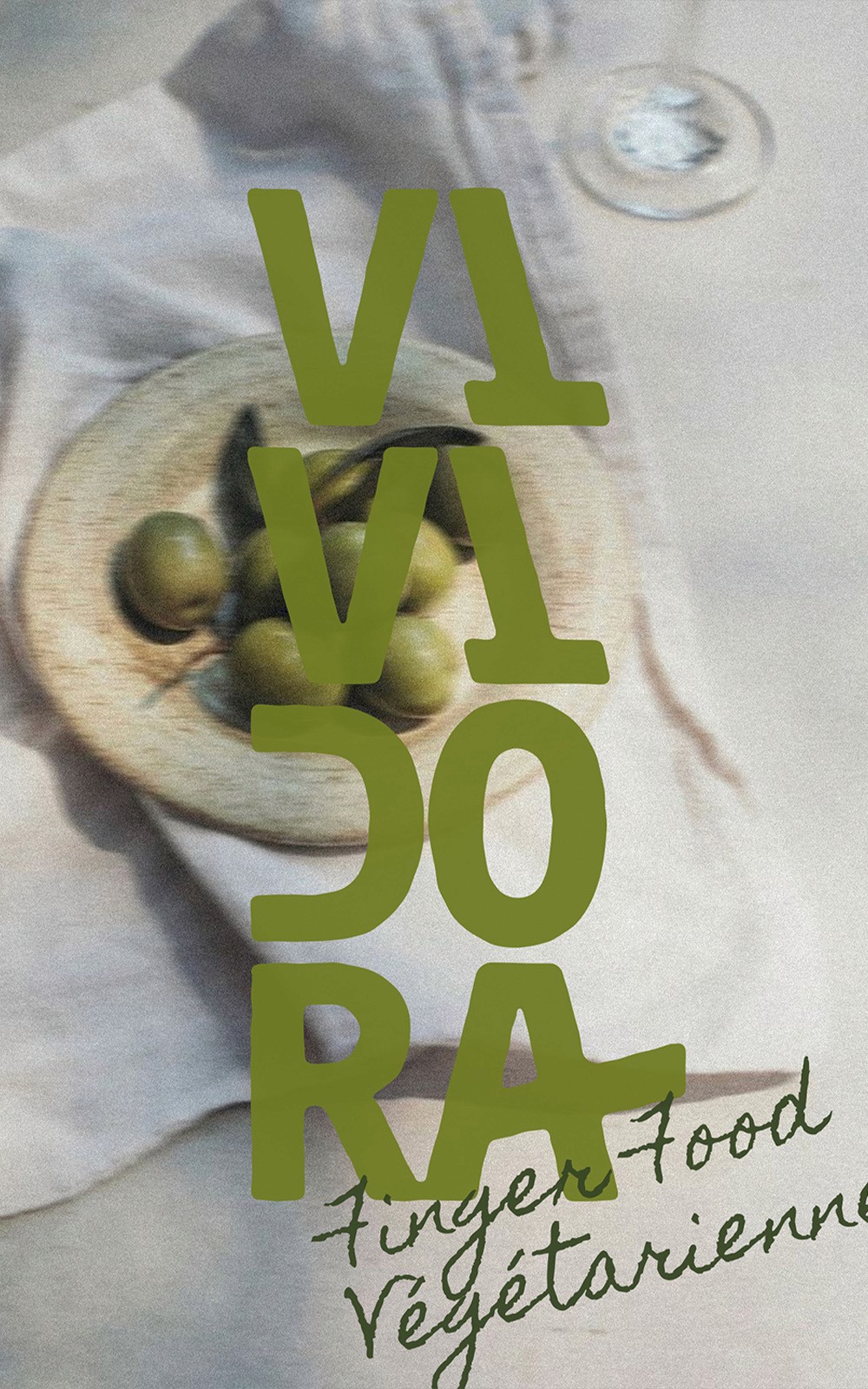 Logotype 'VIVIDORA' en caractères blancs disposé sur une photographie de fond montrant des ingrédients colorés et des plats cuisinés, créant une identité visuelle pour un projet gastronomique.