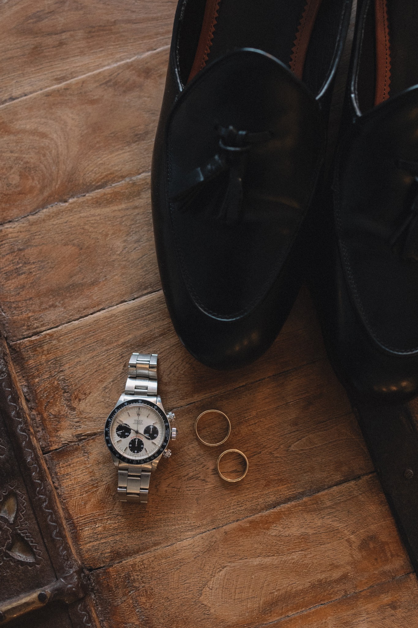 Dettagli sposi: orologio cronografo, fedi in oro e scarpe nere su legno antico, preparativi di matrimonio a Parma