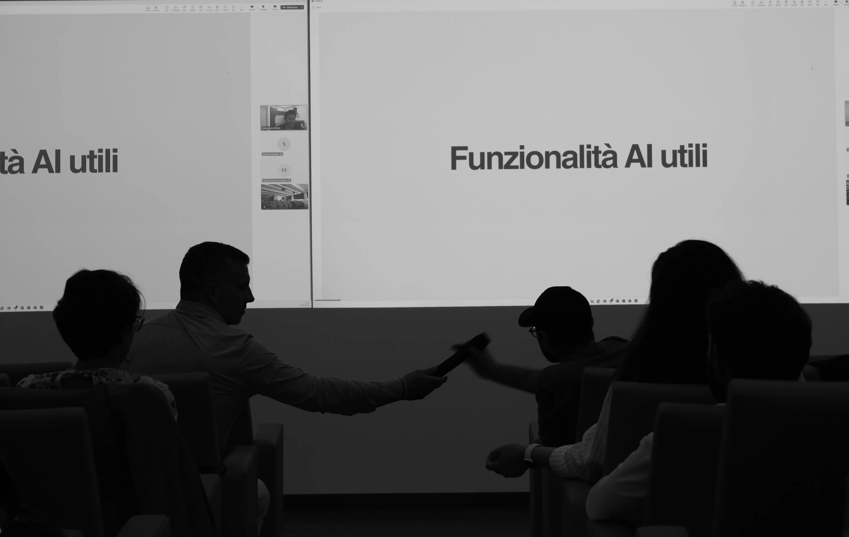 gruppo seduto che guarda su schermo un webinar