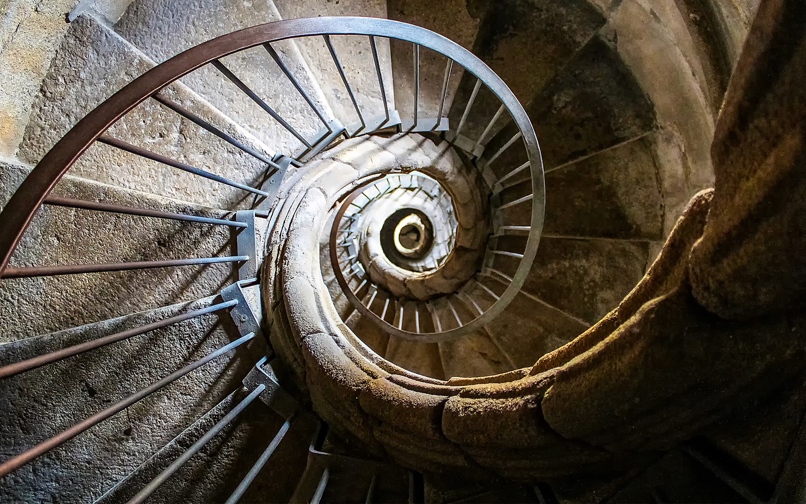 历史建筑中的螺旋石梯，综合游览。