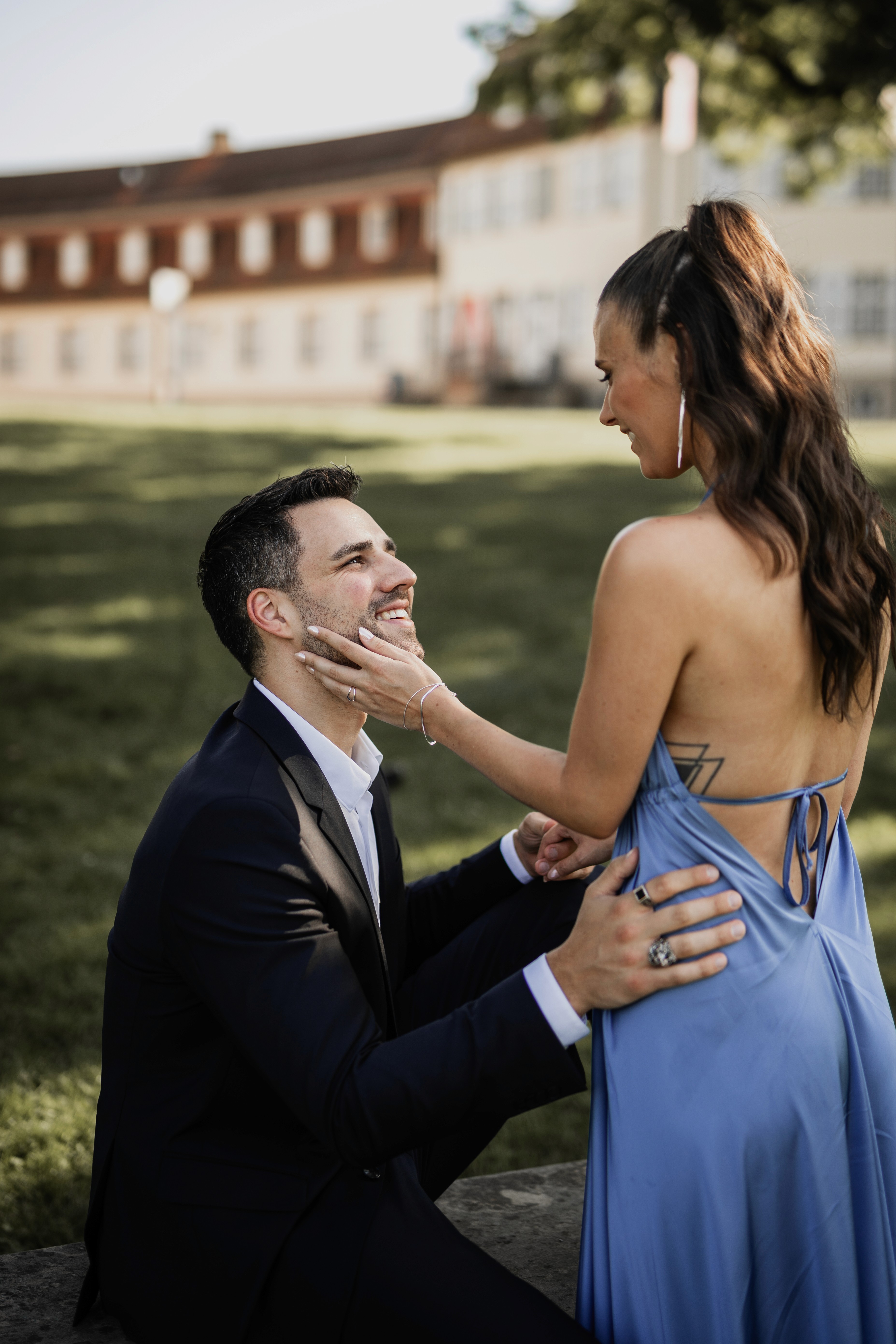 1. Romantisches Paarporträt im Außenbereich – emotionale Hochzeitsfotografie bei Sonnenlicht