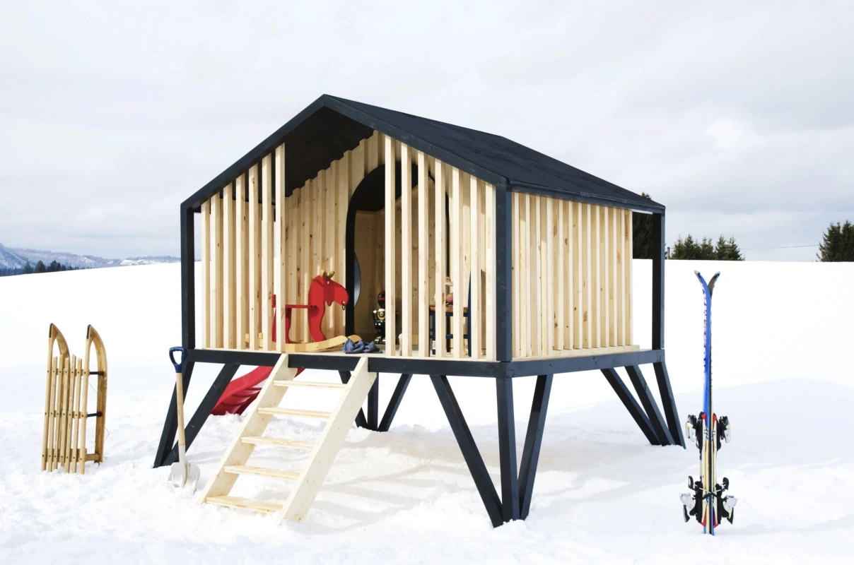 Détail architectural de la cabane enfant Paris, assemblages bois avec tobogan