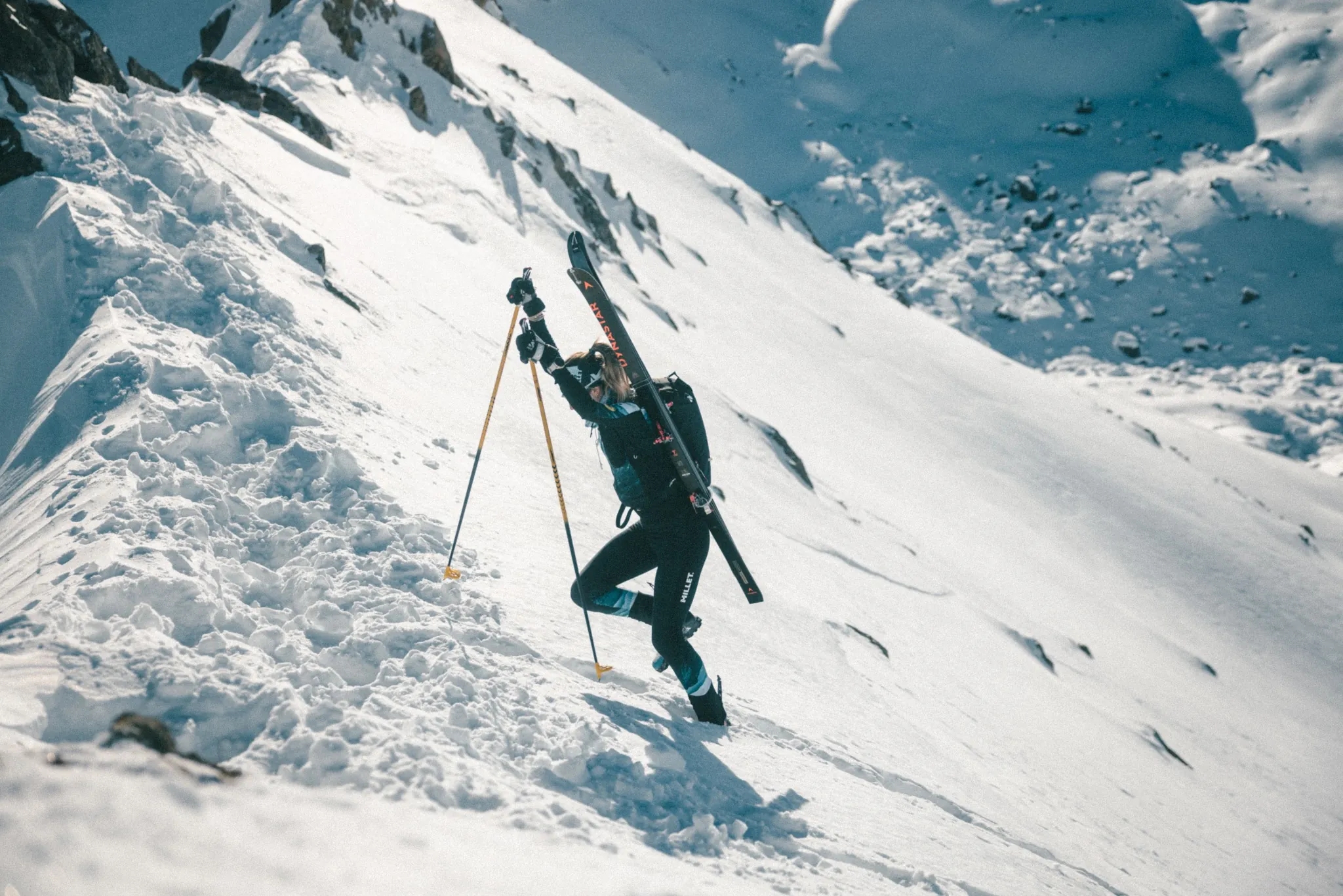 Skieur en pleine course