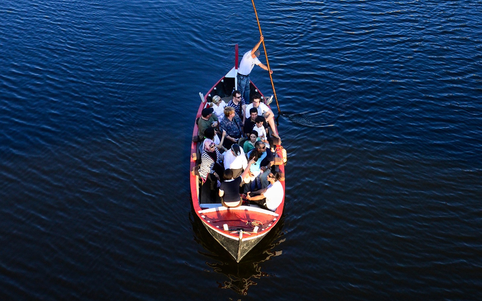一群游客享受佛罗伦萨贡多拉的导游游船之旅。