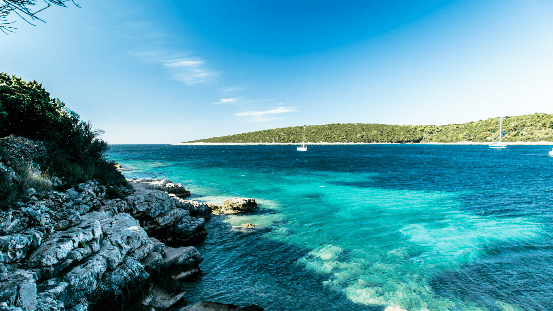 Littoral croate bordé de rochers et mer turquoise, environnement naturel propice à l’évasion mentale et à la détente