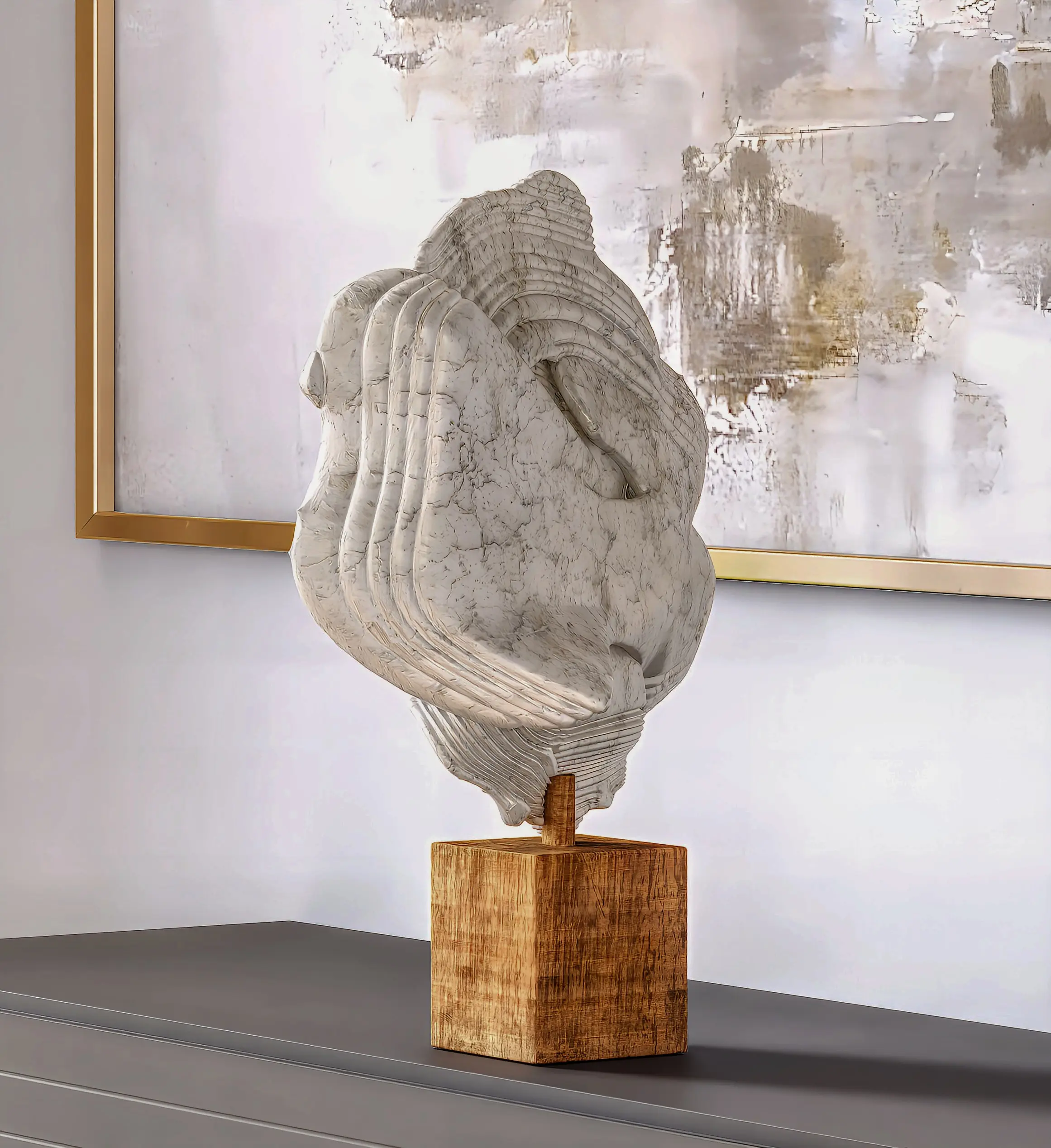 Organische Skulptur aus geschichteten Formen auf Holzsockel vor abstraktem Wandbild