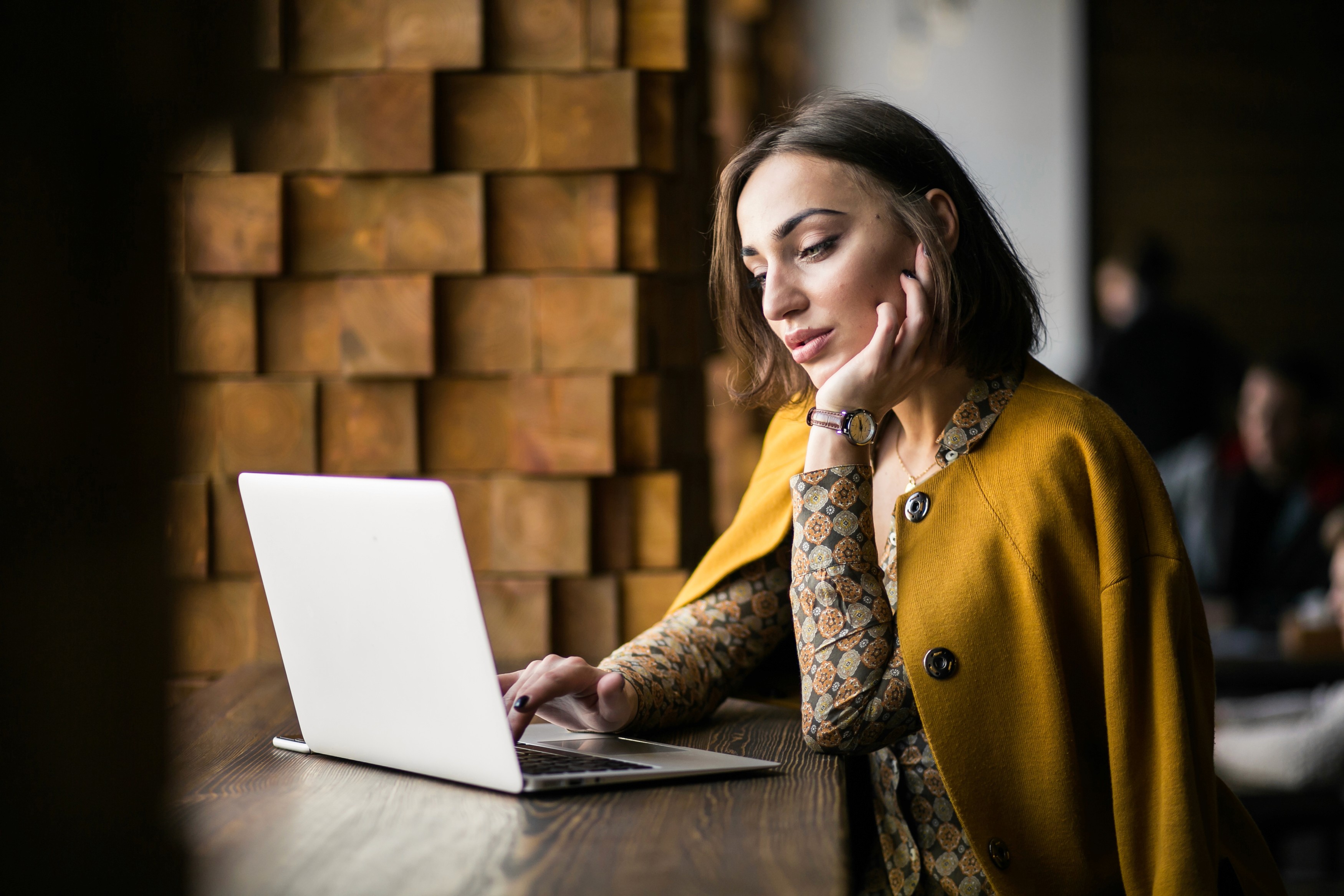 Eugeniuses article: woman searching languages and tools on her computer