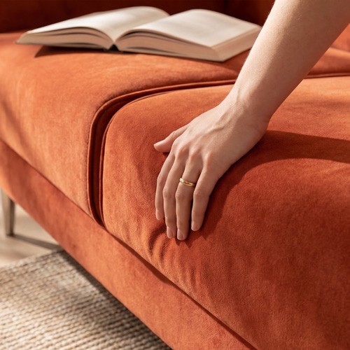 Mikrotextur-Visualisierung mittels KI: Close-up einer Hand auf Polstergewebe zur Demonstration von Materialechtheit in KI-generierten Werbebildern.