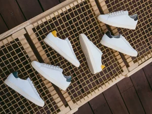 Dans le lookbook de la marque Danoise Another Aspect, le mannequin porte un costume gris et une chemise blanche