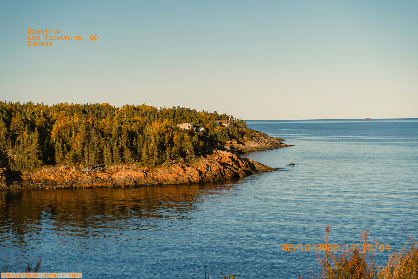 Côtes sauvages du Québec baignées par la lumière dorée de fin de journée.