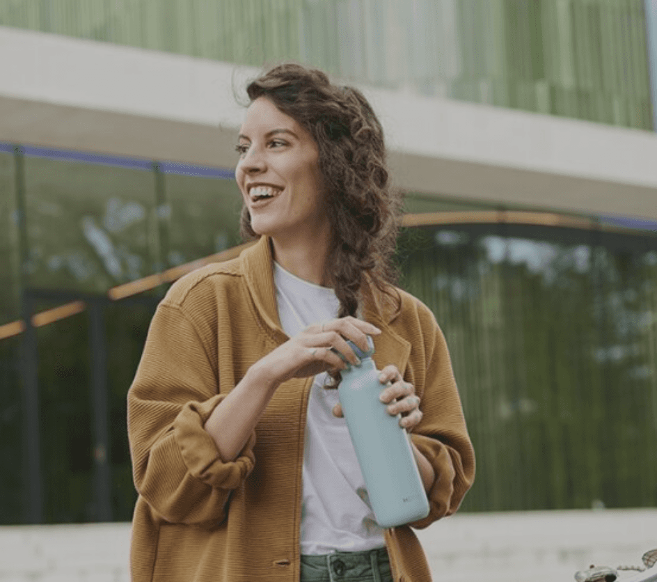 Mepal-Thermobecher Frau hält Becher