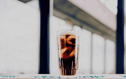 Hierbas digestivas como alcachofa, boldo y menta asociadas al sabor amargo tradicional.