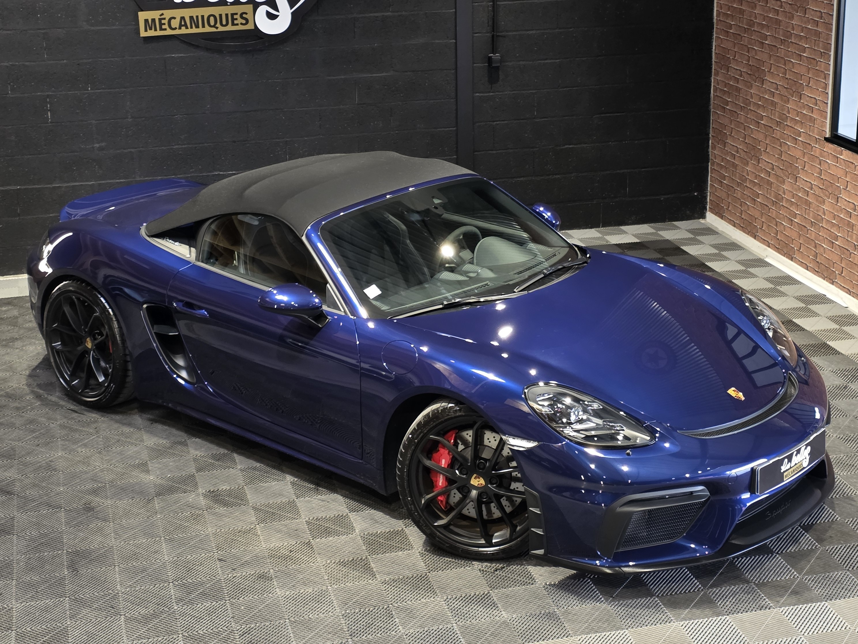 Porsche 718 Spyder bleue nuit capote grise vue plongeante showroom Les Belles Mécaniques Martignas-sur-Jalle
