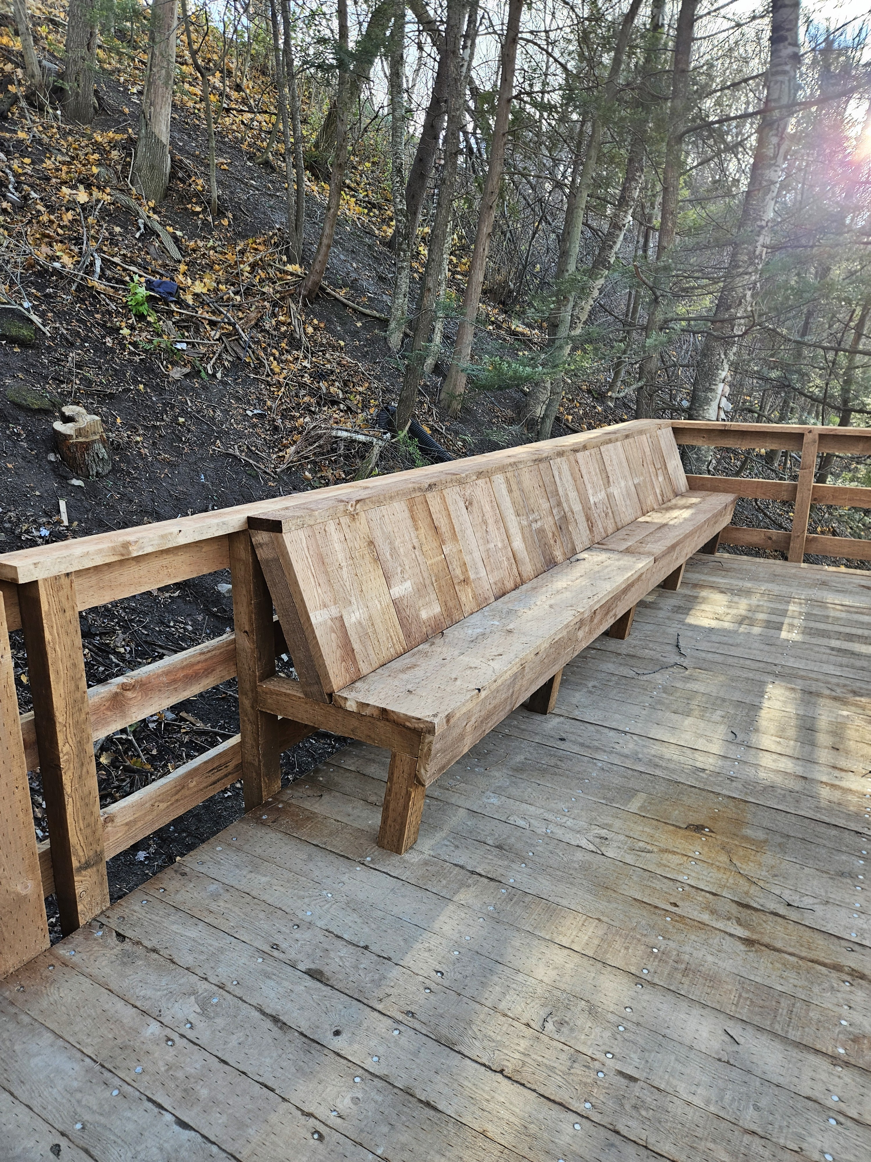 Mur de pierre dans la nouvelle succursale de Chaussures Fillion