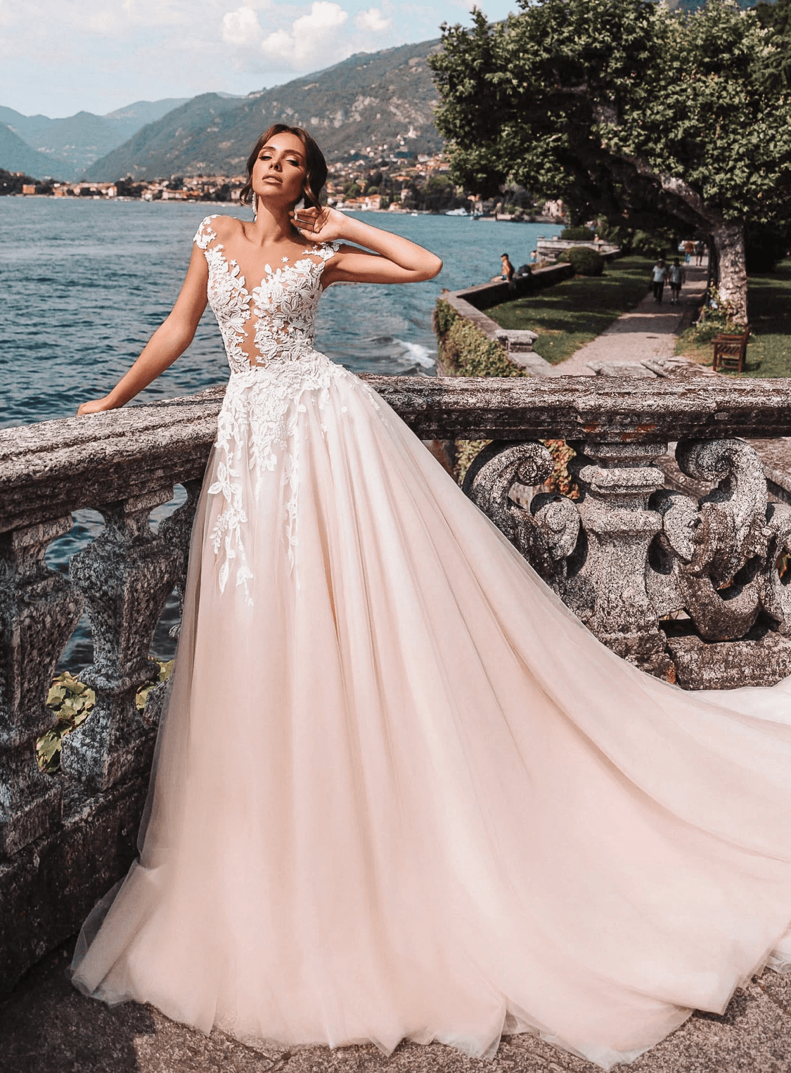 Prinzessin Brautkleid mit Carmen-Ausschnitt und transparenten Oberteil