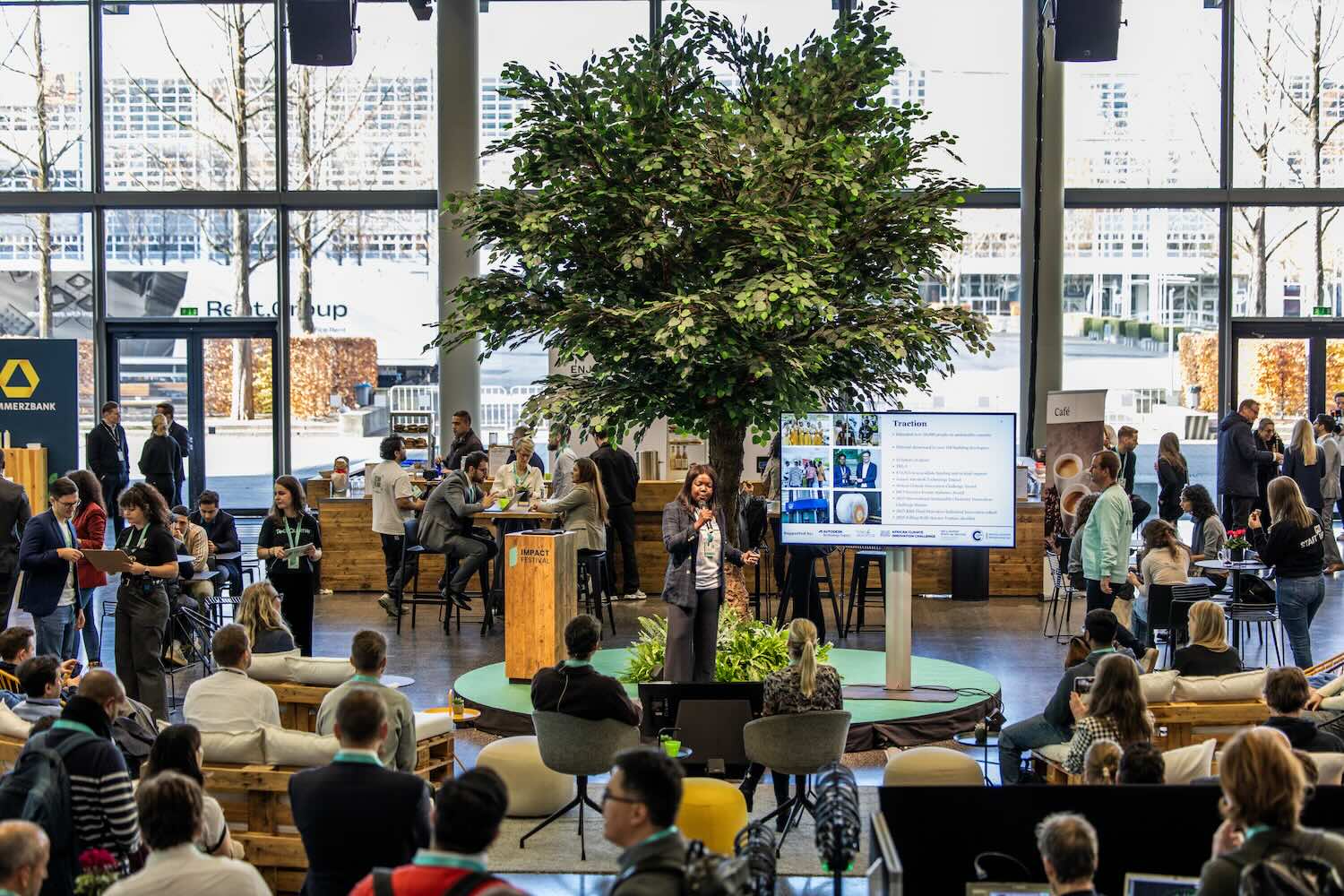 Zwei Geschäftspersonen stehen an einem Konferenztisch und diskutieren intensiv