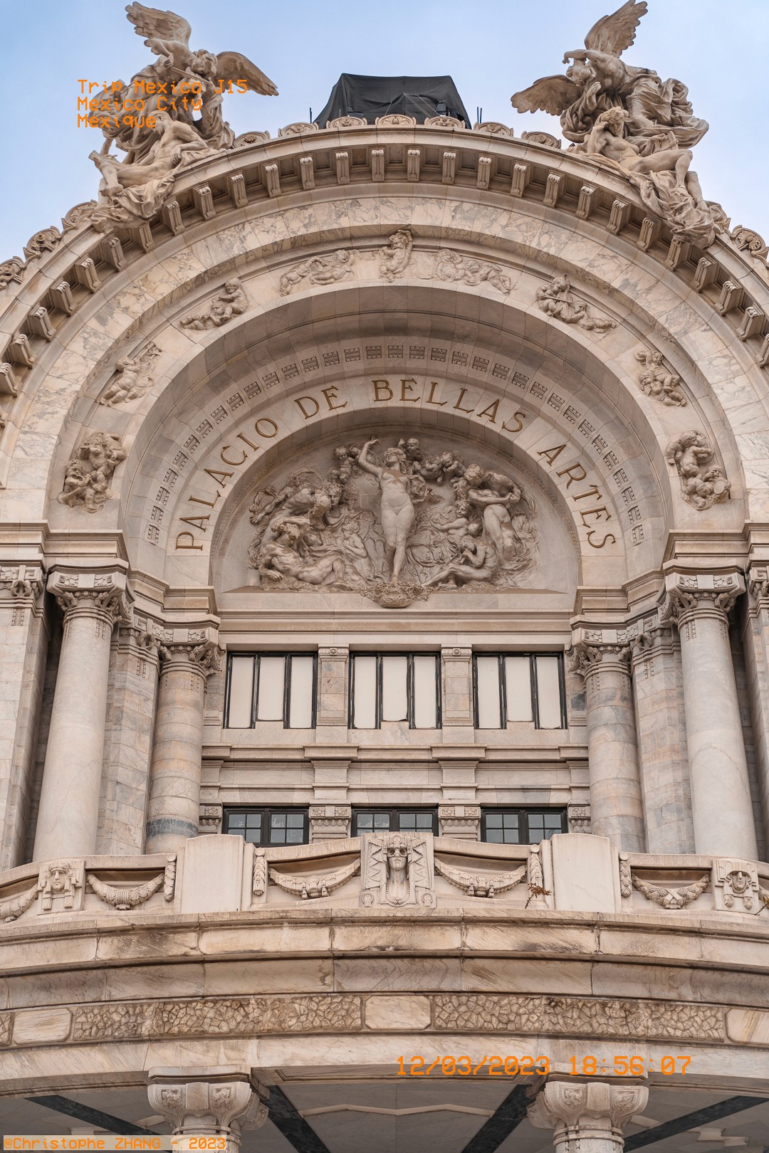 Détail architectural du Palacio de Bellas Artes à Mexico, orné de statues et d'angelots.