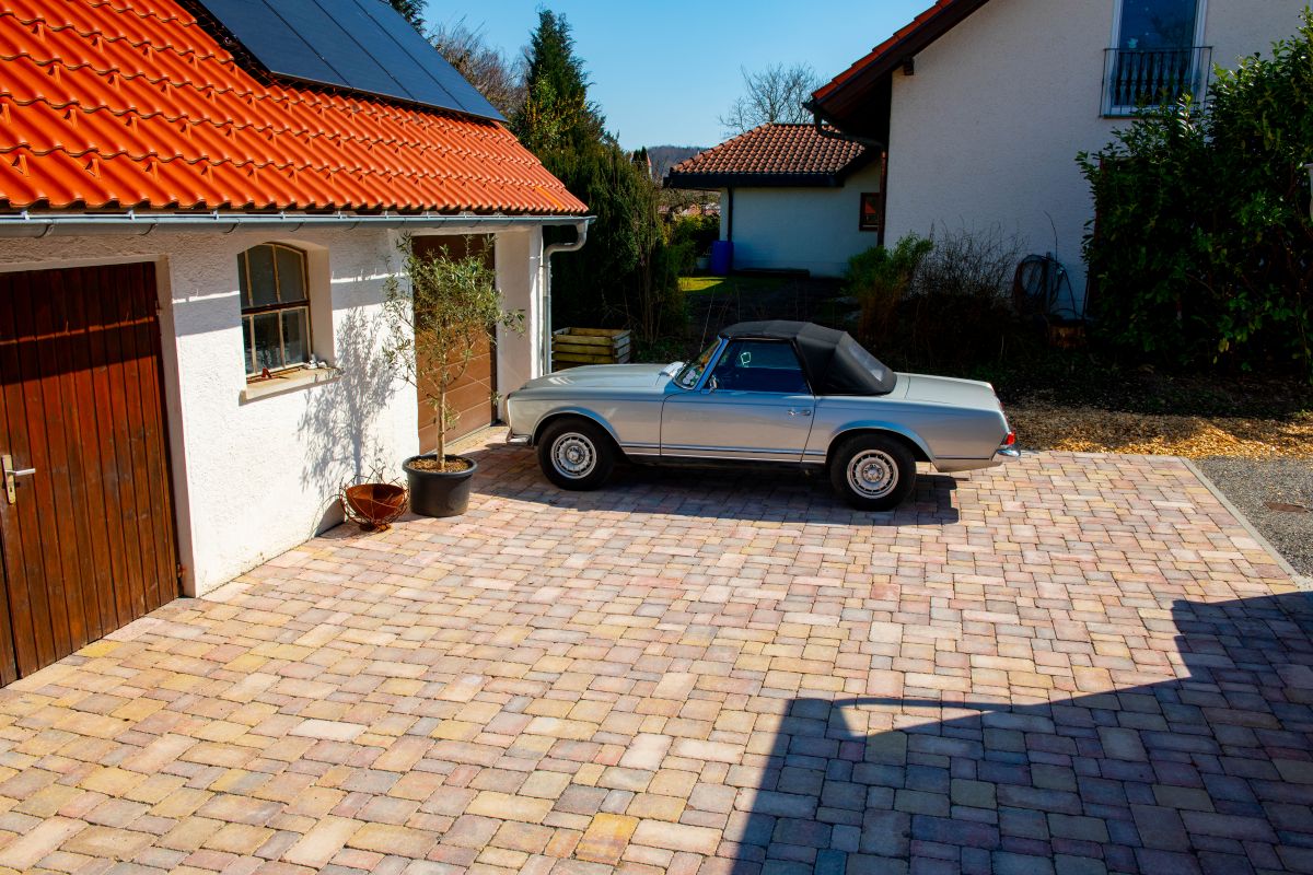 Hochwertige Pflasterarbeiten für eine Hofeinfahrt in Baindt mit modernen Betonsteinen.