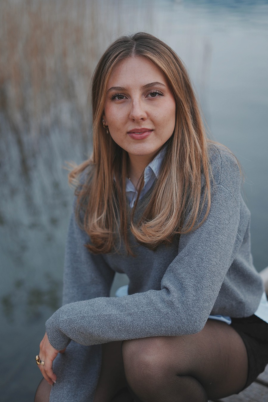 Portrait femme accroupi  bord du lac annecy Haute-savoie