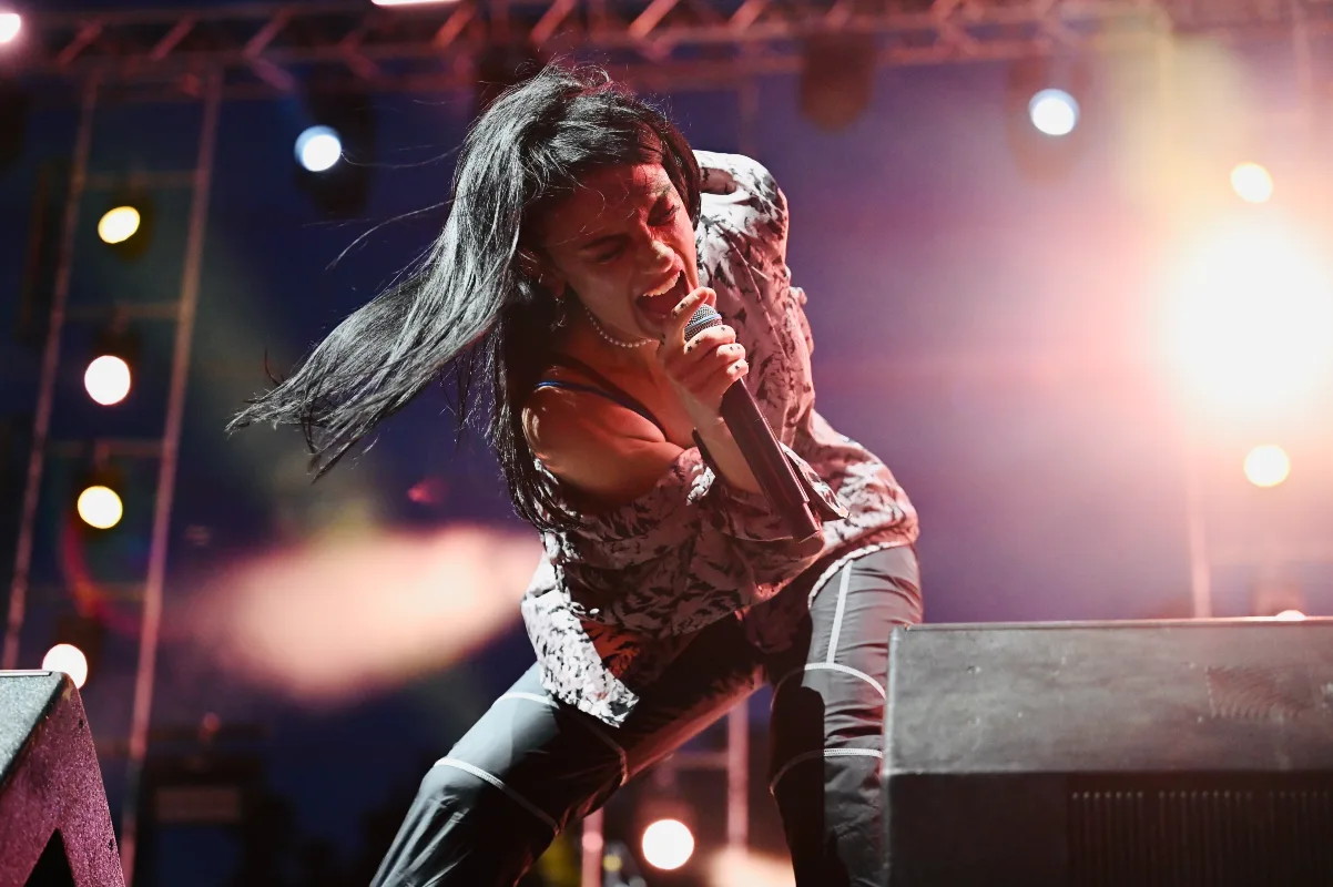 זמרת הרוק נינט טייב בהופעה חיה, צילום רגש עוצמתי בתנועה מאת שירי עציץ - סטודיו Shiriz.