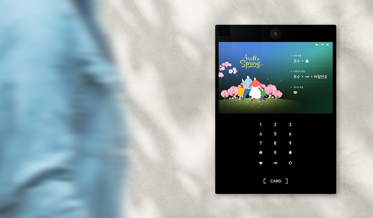 벽면에 설치된 출입 제어용 인터폰 디바이스