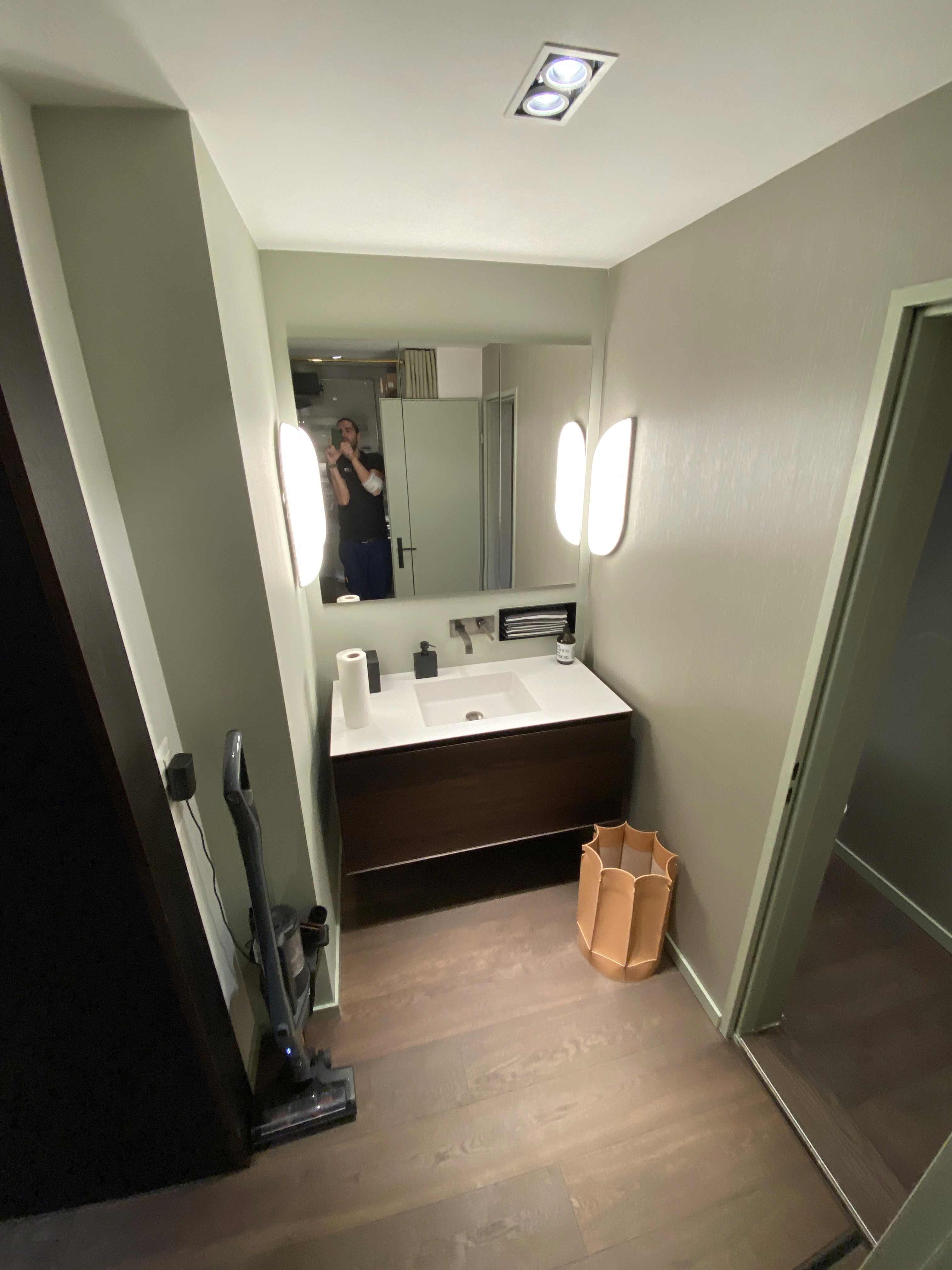 Finished sink unit and wallpaper