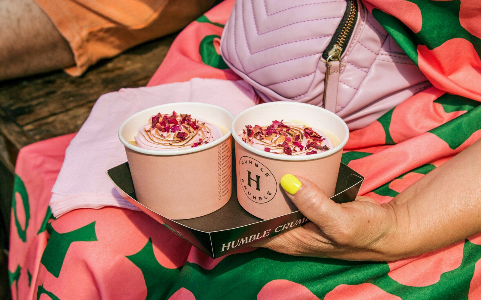 Humble Crumble eftirréttir með rósablöðum á maturferð um Brick Lane, London.