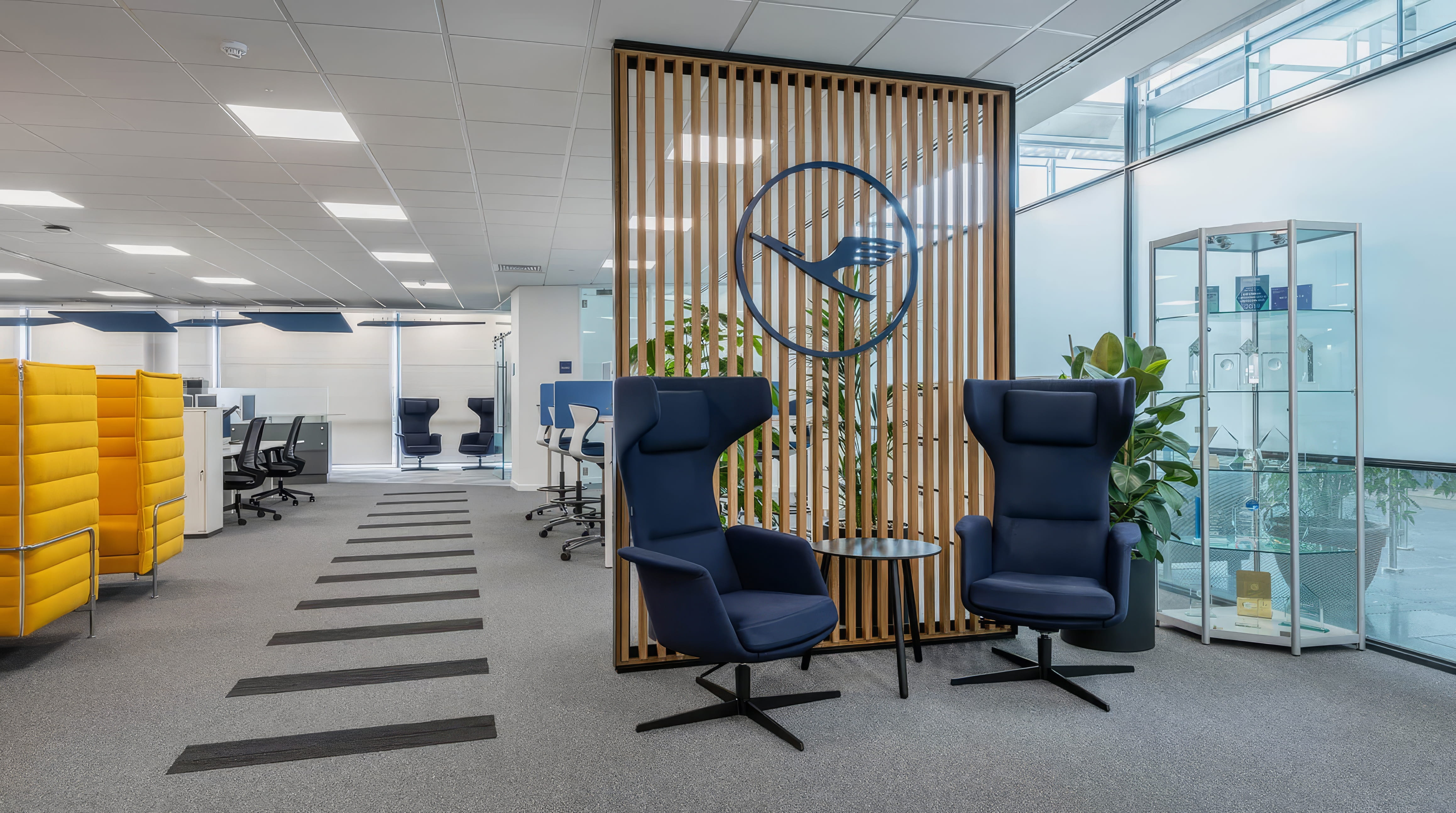 MW Interior  - Modernes Open-Space-Büro mit höhenverstellbaren Schreibtischen, gelben Bürostühlen und gelben Tischtrennwänden" Beschreibung: Zeitgemäße Arbeitsplatzanlage im Open-Space mit höhenverstellbaren Einzeltischen, ergonomischen Bürostühlen in Gelb und farblich abgestimmten Akustik-Tischtrennwänden – funktional, klar und aktivierend gestaltet.