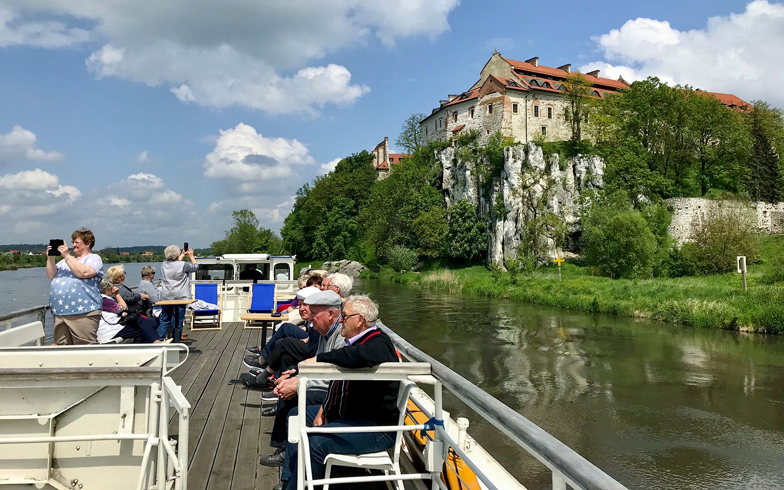 Rejs po Wiśle z turystami oglądającymi Opactwo w Tyńcu niedaleko Krakowa.