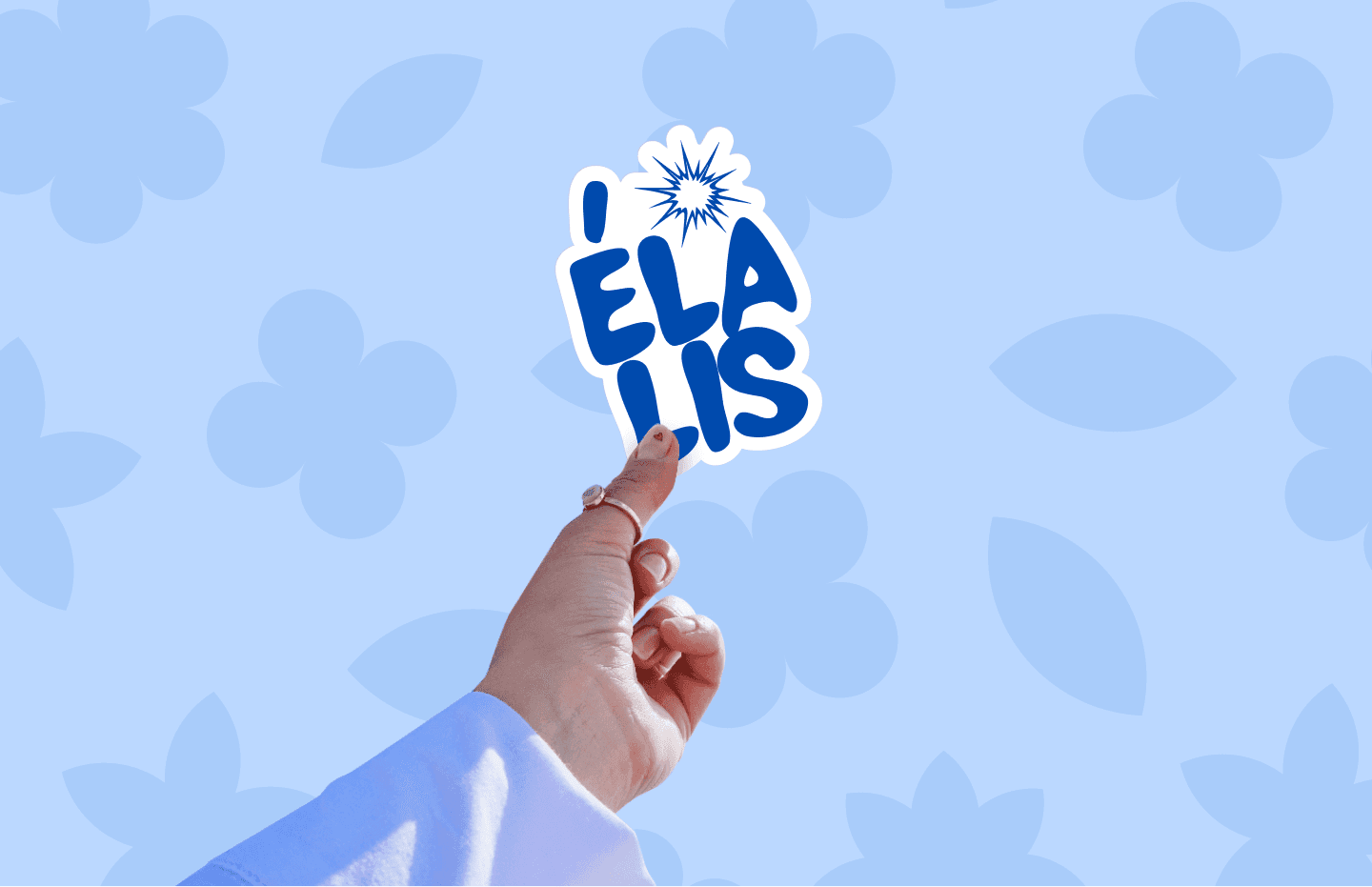 Logo Élalis sous forme de sticker, avec un fond composé d'un motif floral spécialement créé pour rendre Élalis reconnaissable comparé à ses concurrents.