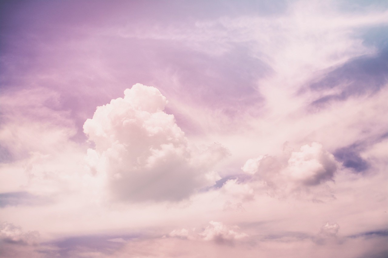 Pastellfarbener Himmel mit hellen Wolken