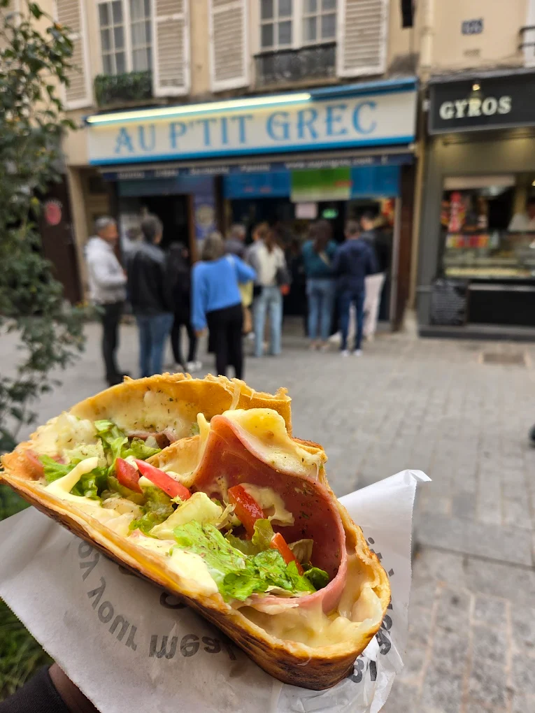 Crêpe devant la crêperie au Ptit Grec