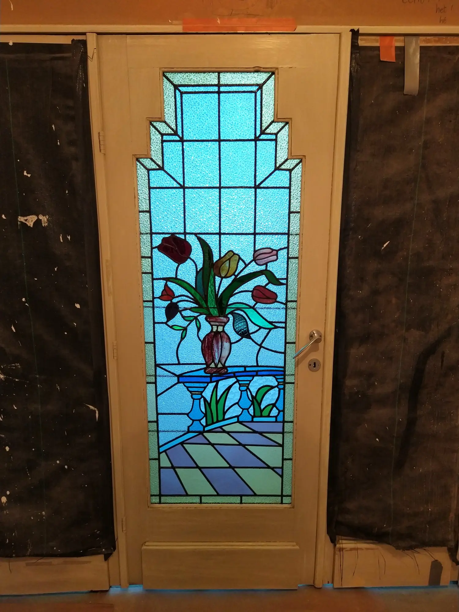 Deurpaneel met gestileerde vaas met bloemen op balustrade - Mechelen 