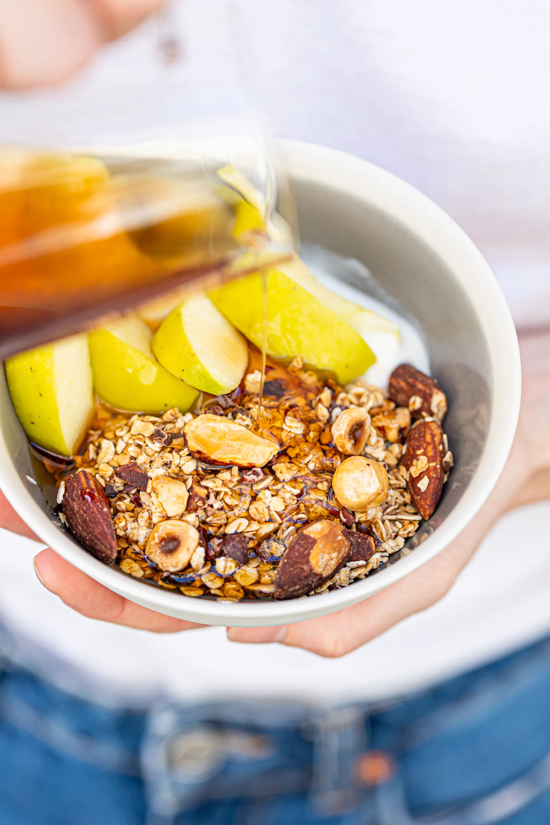 Granola dans un bol de fromage blanc avec des fruits