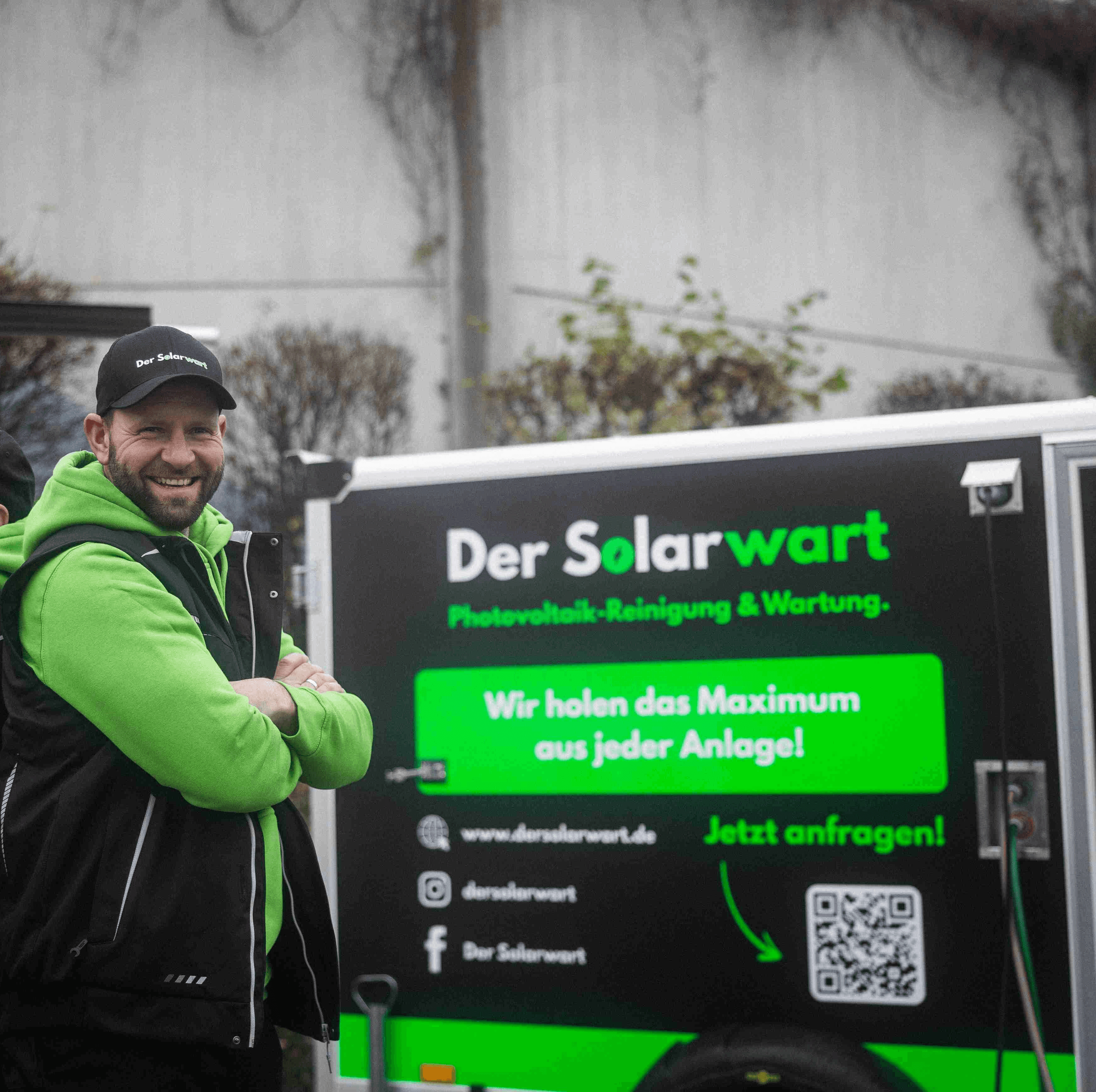 Mitarbeiter von DER SOLARWART steht vor dem Service-Trailer zur Osmose-Reinigung von Photovoltaikanlagen.